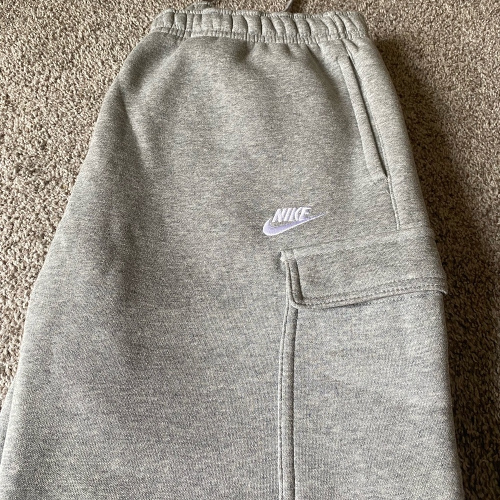 NIKE Sportswear Club Fleece Cargo Pants Sweatpants Size Large Grey Gray